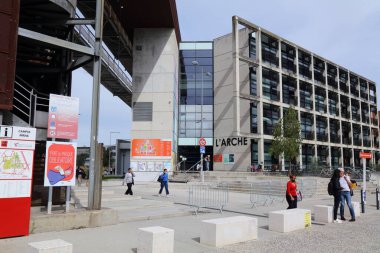 TOULOUSE, FRANCE - 28 Eylül 2021: Fransa 'daki Toulouse Jean Jaures Üniversitesi kampüsünü ziyaret eden öğrenciler. Universite de Toulouse en eski üniversitelerden biridir (1229).).