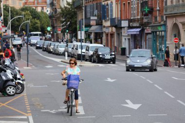 TOULOUSE, FRANCE - 28 Eylül 2021: Toulouse City şehir merkezinde bisiklet turu. Toulouse Fransa 'daki en büyük dördüncü komün..