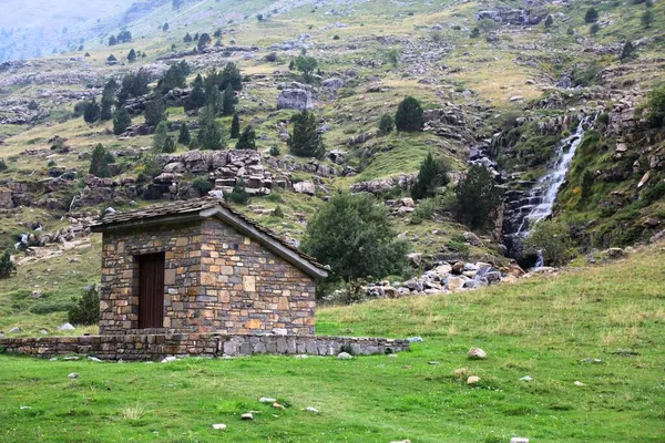 Mendaki Tempat Penampungan Dengan Air Terjun Latar Belakang Pegunungan Pyrenees — Stok Foto