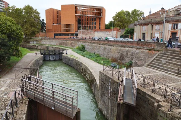 Toulouse フランス 2021年9月28日 人々はトゥールーズのEcluse Saint Pierre運河ロックを歩いています 背景にある建物はトゥールーズ首都大学のキャンパスです — ストック写真