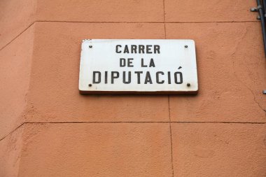 Carrer de la Diputacio Barcelona 'da sokak ismi levhası. Barselona 'nın ünlü sokakları, İspanya.