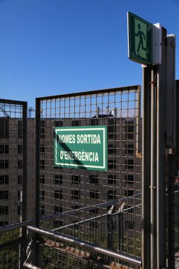 İspanya 'nın Katalonya bölgesindeki Barselona' daki bir kamu binasının acil çıkış kapısı. Katalanca acil çıkış işareti.
