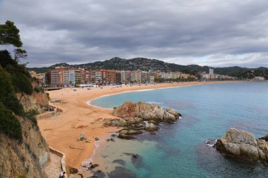 İspanya 'daki Lloret de Mar plaj şehri. Bulutlu ve yağmurlu bir günde görünüm.