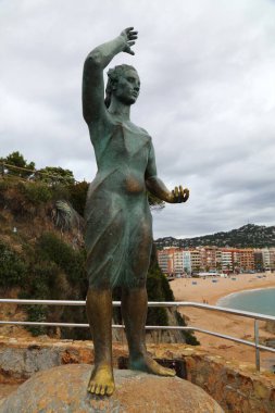 LLORET DE MAR, İspanya - 6 Ekim 2021: Dona Marinera (Balıkçının Eşi) kamu alanı anıtı. Bronz heykel 1966 yılında sanatçı Ernest Maragall tarafından yaptırıldı..
