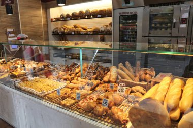 LLORET DE MAR, İspanya - 6 Ekim 2021: İspanya 'nın Costa Brava kentindeki Lloret de Mar tatil beldesinde yerel İspanyol pastanesi.