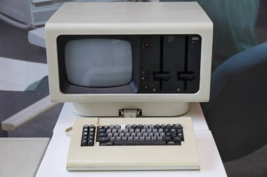 TERRASSA, İspanya - 6 Ekim 2021: IBM 5281 erken 1980 'lerin modası geçmiş bilgisayar sistemi. Koleksiyonlu klasik bilgisayar donanımı.