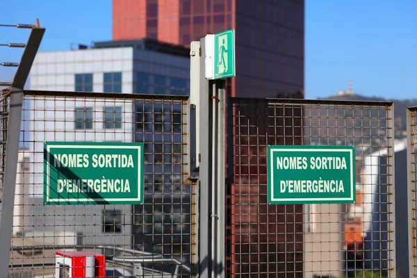 西班牙加泰罗尼亚地区巴塞罗那的一座公共建筑中的紧急出口消防出口 加泰罗尼亚语紧急出口标志 — 图库照片