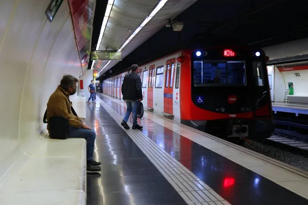 Barcelona Spanya Ekim 2021 Spanya Insanlar Barcelona Metro Trenine Biniyor — Stok fotoğraf
