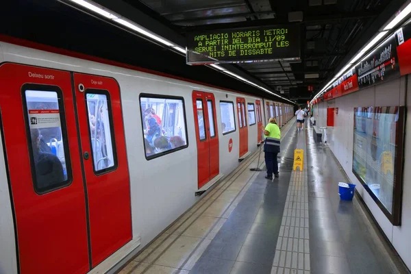 Barcelona Spanya Ekim 2021 Spanya Insanlar Barcelona Metro Trenine Biniyor — Stok fotoğraf