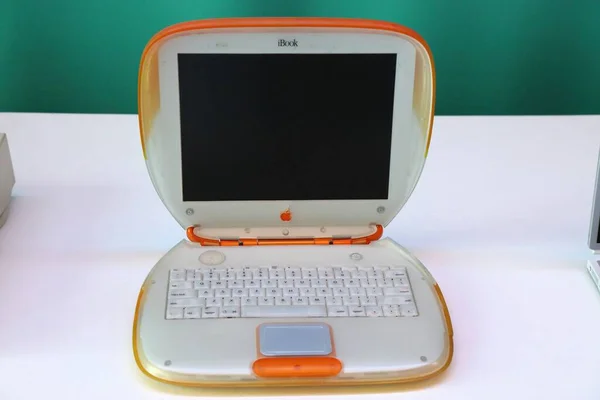 Terrassa Spain October 2021 Old Apple Ibook Clamshell Historic Laptop — Stock Photo, Image