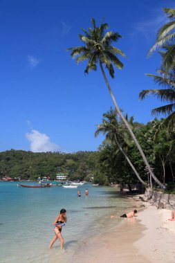 KOH TAO, THAILAND - 16 ARALIK 2013: İnsanlar Tayland 'ın Koh Tao adasındaki plajın tadını çıkarıyorlar. 2013 yılında 26,7 milyon kişi Tayland 'ı ziyaret etti.