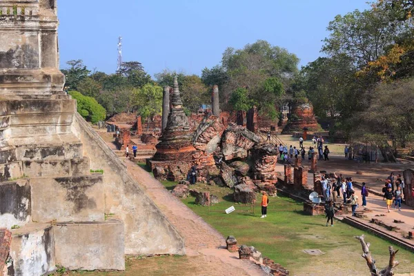 Bangkok Thailand December 2013 Tourists Visit Ancient Ruined Temples Ayutthaya — Stock Photo, Image