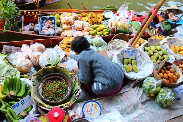 Ratchaburi Thailand Dezembro 2013 Vendedor Vende Alimentos Mercado Flutuante Damnoen — Fotografia de Stock