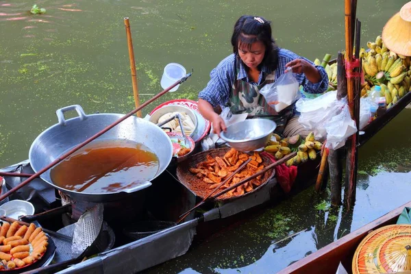 Ratchaburi Thailand Dezembro 2013 Vendedor Vende Comida Mercado Flutuante Damnoen — Fotografia de Stock