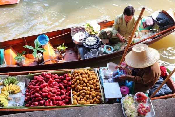 Ratchaburi Thailand December 2013 Vendor Sells Food Damnoen Saduak Floating — Stock Photo, Image