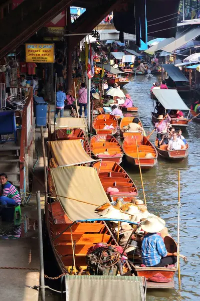 2013年12月24日 バンコク近郊のダムノーン サドゥアック水上マーケットでのボート ダムノエン サドゥアックはラチャブリ地方の文化で典型的な人気のある観光地である — ストック写真