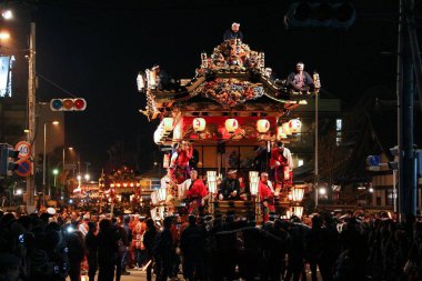 CHICHIBU, JAPONYA - 3 Aralık 2016: Japonya 'da Chichibu Gece Festivali' nde tören feneri şamandırası etkinliği. Chichibu Yomatsuri festivali 2016 yılında UNESCO 'nun Soyut Kültür Mirasları listesine eklendi.