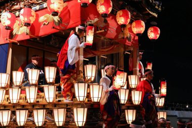 CHICHIBU, JAPONYA - 3 Aralık 2016: Japonya 'da Chichibu Gece Festivali' nde tören feneri şamandırası etkinliği. Chichibu Yomatsuri festivali 2016 yılında UNESCO 'nun Soyut Kültür Mirasları listesine eklendi.
