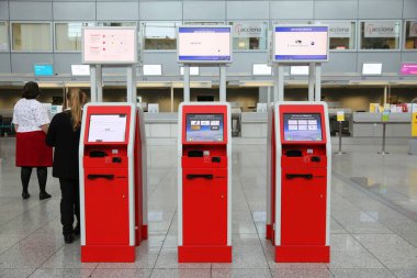 FRANKFURT, GERMANY - 6 Aralık 2016: Frankfurt Uluslararası Havaalanı 'nın 2 numaralı terminalini ziyaret eden yolcular. Almanya 'nın en yoğun havaalanıdır ve dünyanın en büyük havaalanlarından biridir..