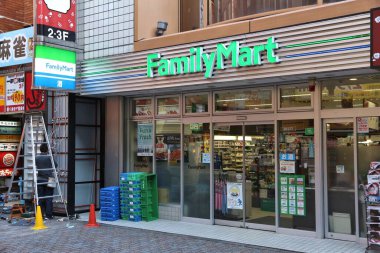 TOKYO, JAPONYAN - 3 Aralık 2016: Tokyo, Japonya 'daki Aile Marketi bakkalı. FamilyMart, Japonya 'da 7,604 mağazası olan en büyük market zincirlerinden biridir (2012).).
