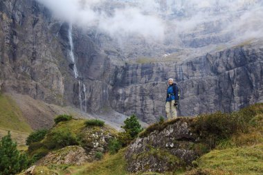 Yürüyüş yapan kız turist, Fransa 'nın Pirenes dağlarını ziyaret ediyor. Pirenes Ulusal Parkı 'ndaki Gavarnie Dağı Vadisi Sirki (Fransızca: Parc national des Pyrenees).
