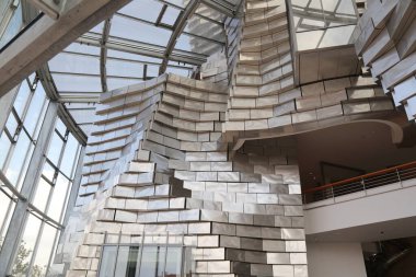 ARLES, FRANCE - 1 Ekim 2021 Arles, Fransa 'daki Tour Luma binası. Tour Luma yerel bir sanat merkezidir ve Frank Gehry tarafından tasarlanmıştır..