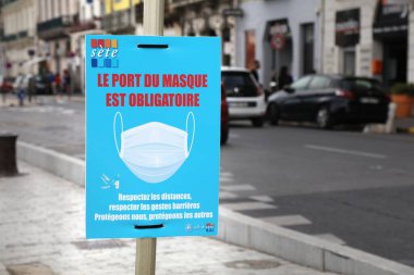 SETE, FRANCE - 2 Ekim 2021: Fransa 'nın Sete şehrinde zorunlu yüz maskesi takmakla ilgili sokak tabelası.