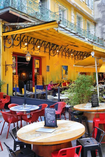 Арлес Франция Октябрь 2021 Люди Посещают Кафе Ван Гога Французском — стоковое фото