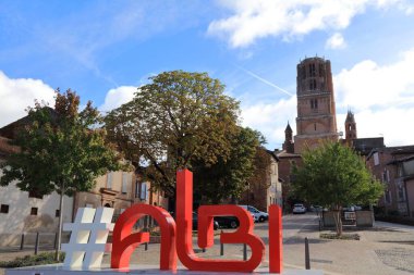 ALBI, FRANCE - 29 Eylül 2021: Fransa Tarn Bölümü 'nde Albi' nin sokak manzarası. Etiket Albi Turist Çekim İşareti.