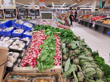 PARIS, FRANCE - 1 Ekim 2021: Paris, Fransa 'da genel bir markette sebze fiyatları etiketleri. Avrupa süpermarket koridorları.