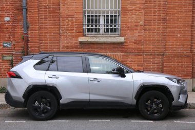TOULOUSE, FRANCE - 28 Eylül 2021: Toyota RAV4 hibrit SUV Toulouse 'da bir sokağa park etti. Fransa 'da kayıtlı 32 milyon araba var..