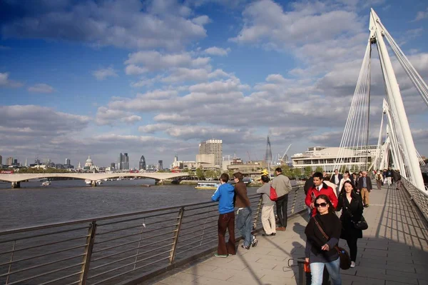 London May 2012 People Cross Golden Jubilee Bridges River Thames — Stock Photo, Image