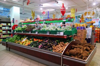 GUADELOUPE, FRANCE - 5 ARALIK 2019: Karayipler 'in Küçük Antiller takımadasındaki Guadeloupe Adası' nda sebze reyonu.