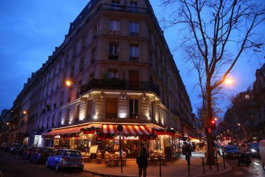 PARIS, FRANCE - 10 ARALIK 2019: 7. Paris, 12,5 milyon nüfusuyla Fransa 'nın en büyük şehridir..