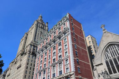 NEW YORK, ABD - 6 Temmuz 2013: New York 'taki San Remo ve Kenilworth binası. Yukarı Batı Yakası 'nda ikamet kooperatifleri var..