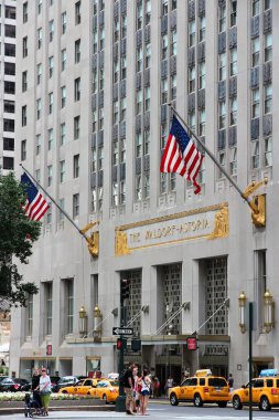New York, ABD - 4 Temmuz 2013: İnsanlar ziyaret The Waldorf-Astoria hotel de New York. Hilton Worldwide, 4,660 yerleri yöneten grup, Waldorf Astoria bir parçasıdır.