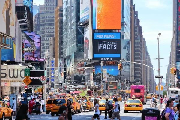 美国纽约 2013 人访问在纽约时报广场 在百老汇和第七大道交界处广场进行了约 3900 万的游客 — 图库照片