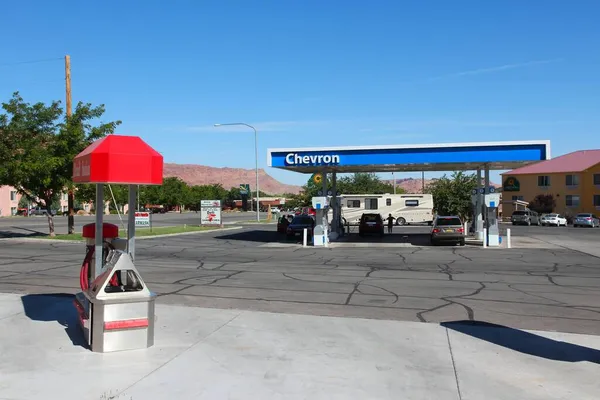 Moab Estados Unidos Junio 2013 Gente Llena Sus Autos Gasolinera — Foto de Stock