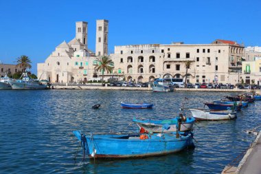 Molfetta şehir Apulia, İtalya. Molfetta balıkçı tekneleri liman.