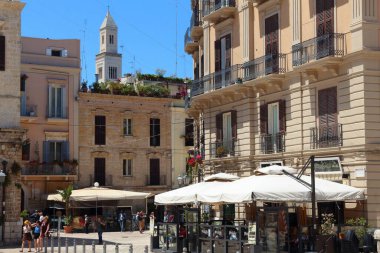 BARI, İtalya - 28 Mayıs 2017: İnsanlar Bari, İtalya 'daki Eski Şehir' i ziyaret ediyor. Bari, Apulia bölgesinin başkentidir. 326,799 nüfusu var..