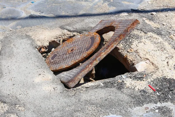Dangerous City Sidewalk Bari Italy Hazardous Damaged Manhole Cover — Stock Photo, Image