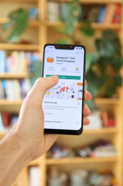 WARsaw, POLAND - 29 Ocak 2021: Android OS, Xiaomi markalı akıllı telefona Banggood mobil uygulaması yükleyen kullanıcı. Banggood Çin 'den mal ithal etmek için popüler bir platformdur..