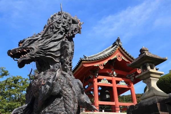 Kyoto Japan November 2016 Drakskulptur Och Klocktorn Vid Kiyomizu Dera — Stockfoto