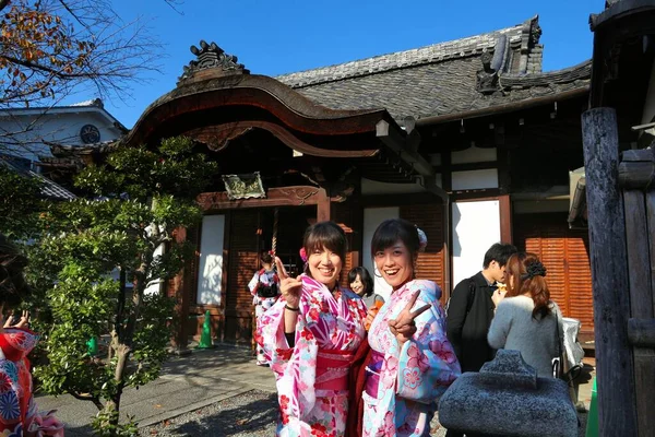 Kyoto Japão Novembro 2016 Meninas Traje Quimono Tradicional Visitam Cidade — Fotografia de Stock