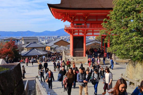 2016年11月26日 人们参观了日本京都的平山古城 京都有17个教科文组织世界遗产场址 — 图库照片