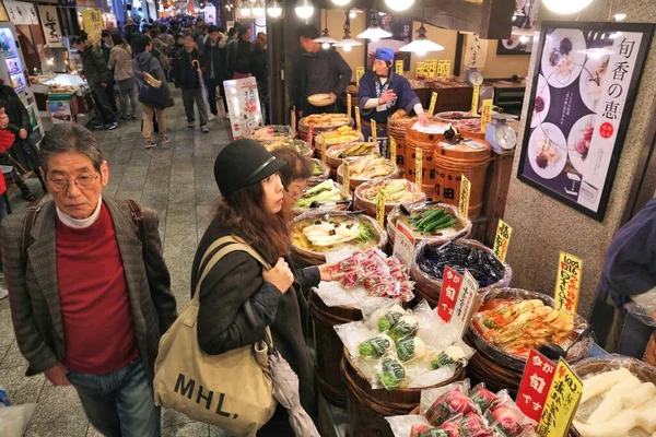2016年11月27日 人们参观日本京都的Nishiki市场 Nishiki是京都一个受欢迎的传统粮食市场 — 图库照片