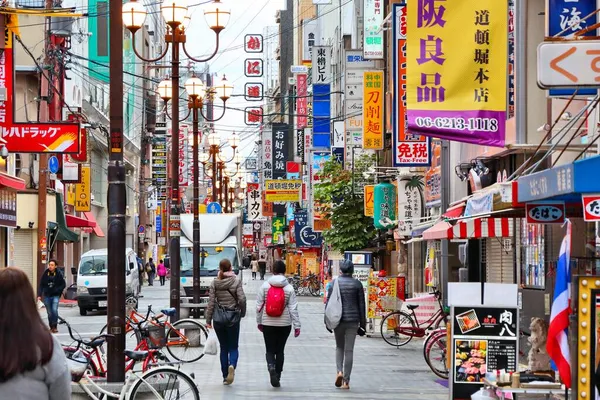 2016年11月23日 大阪の昼間の道頓堀通りを訪れる人がいます 道頓堀は大阪の主要な歓楽街です — ストック写真