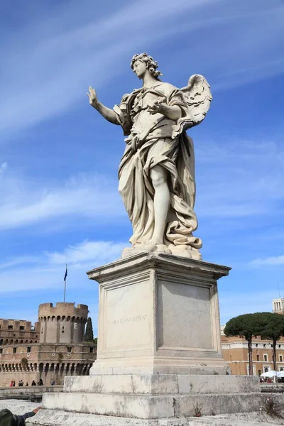 ローマのランドマーク 聖天使橋 聖アンジェロ門 の天使の彫刻 イタリアのローマ市 — ストック写真