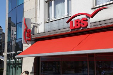 MUELHEIM A.D. RUHR, GERMANY - 21 Eylül 2020: LBS Landesbausparkasse Muelheim An Der Ruhr şubesi. LBS, Almanya 'da Sparkasse Grubu' nun bir parçası olan bir toplumdur..