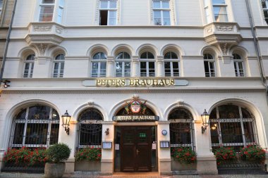 COLOGNE, ALMANY - 21 Eylül 2020: Peters Brauhaus yerel bira fabrikası ve Almanya 'nın Köln kentindeki restoran. Geleneksel Kolsch (Koelsch) bira stilinde uzmanlaşmıştır..